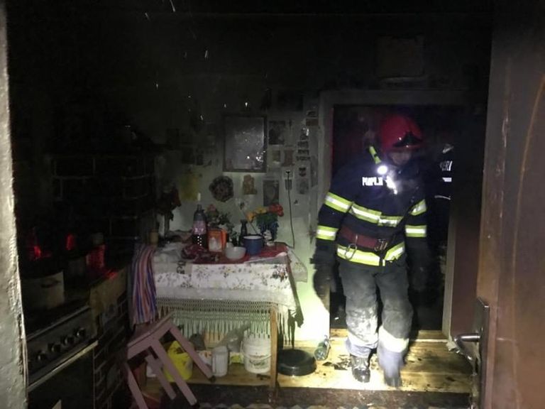 Incident grav într-o comună din județ. Vârstnic cuprins de flăcări în timp ce încerca să aprindă focul