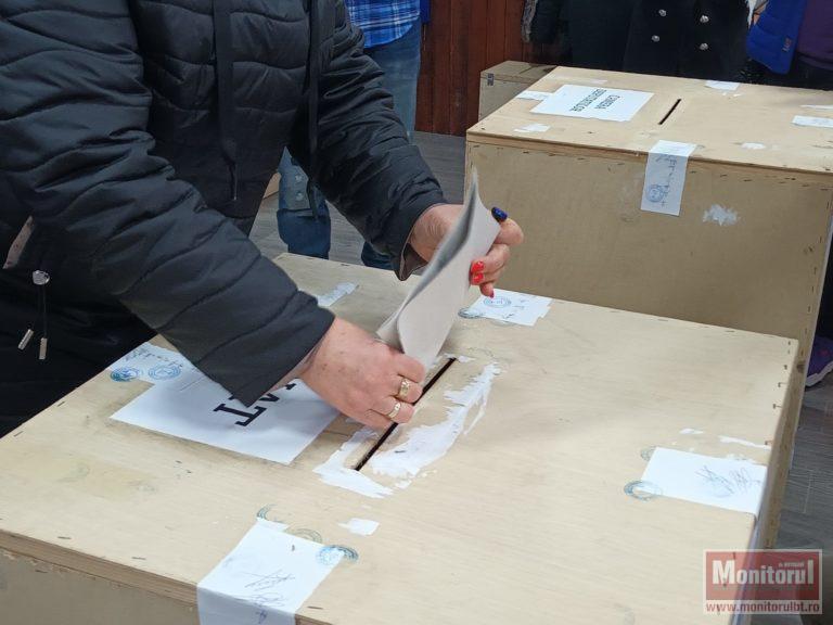 Tensiune şi reţinere la partidele din Botoşani după primele rezultate ale exit-poll-urilor (VIDEO)